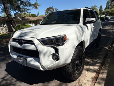 Used 2022 Toyota 4Runner SR5 Premium w/ Moonroof Package AWD/4WD image 4