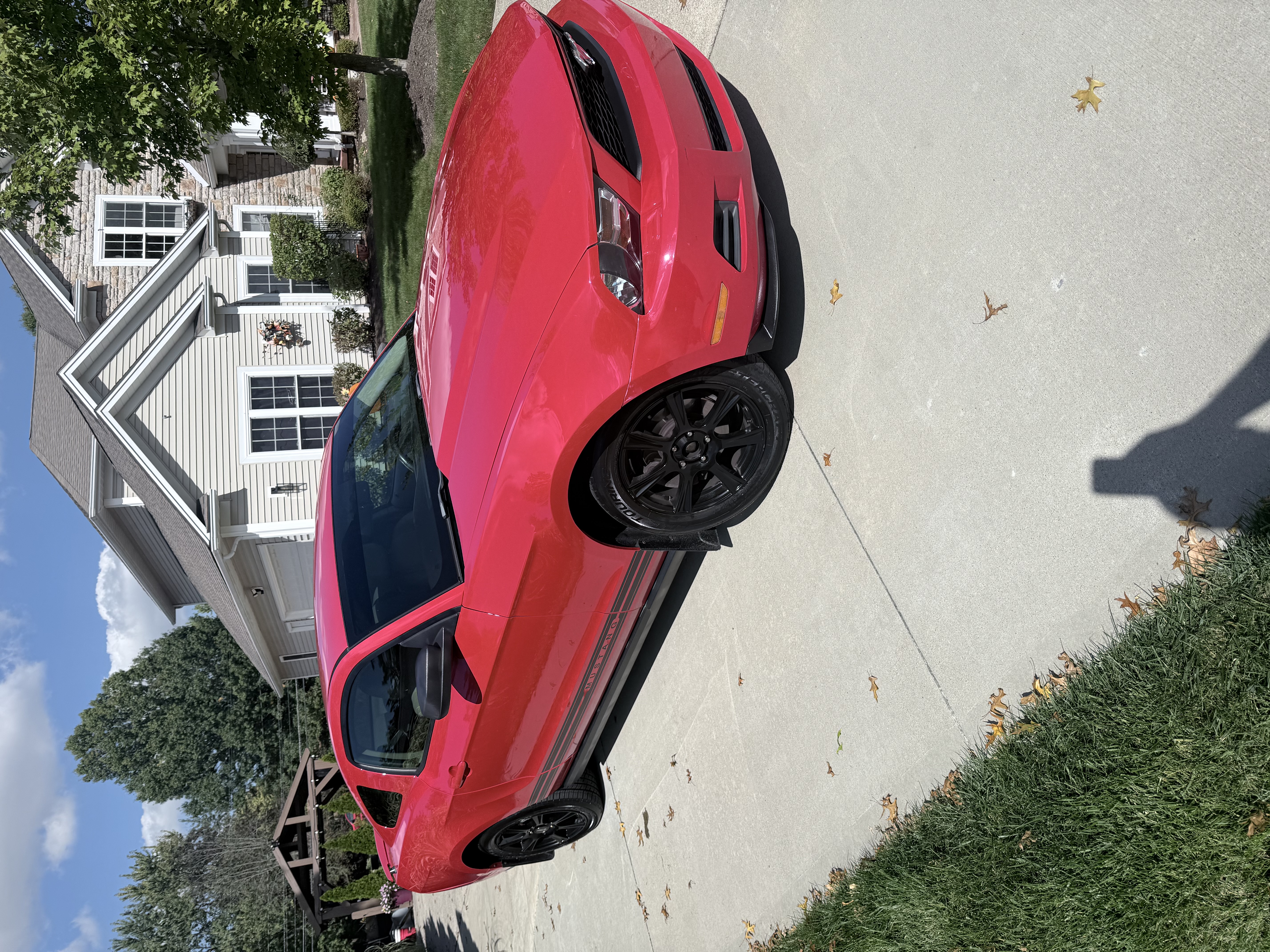 Used 2010 Ford Mustang Premium RWD image 1