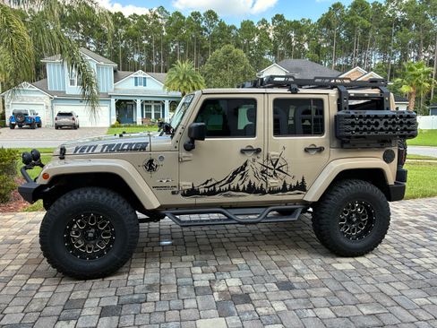 Used 2016 Jeep Wrangler Unlimited Sahara w/ Connectivity Group AWD/4WD image 12