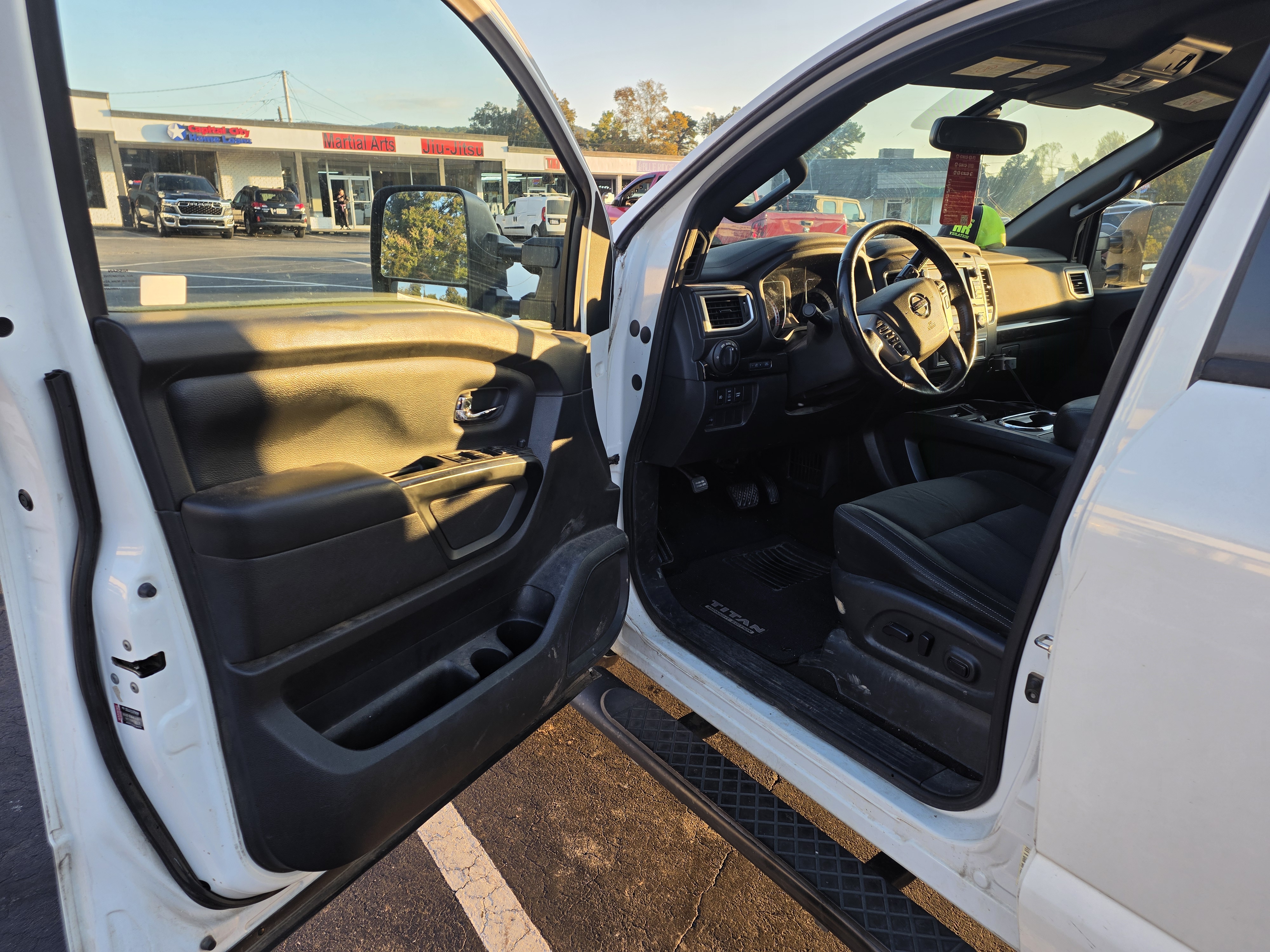 Used 2018 Nissan Titan SV w/ SV Convenience Package AWD/4WD image 2