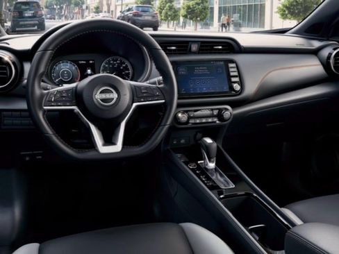 Used 2023 Nissan Kicks SR image 2