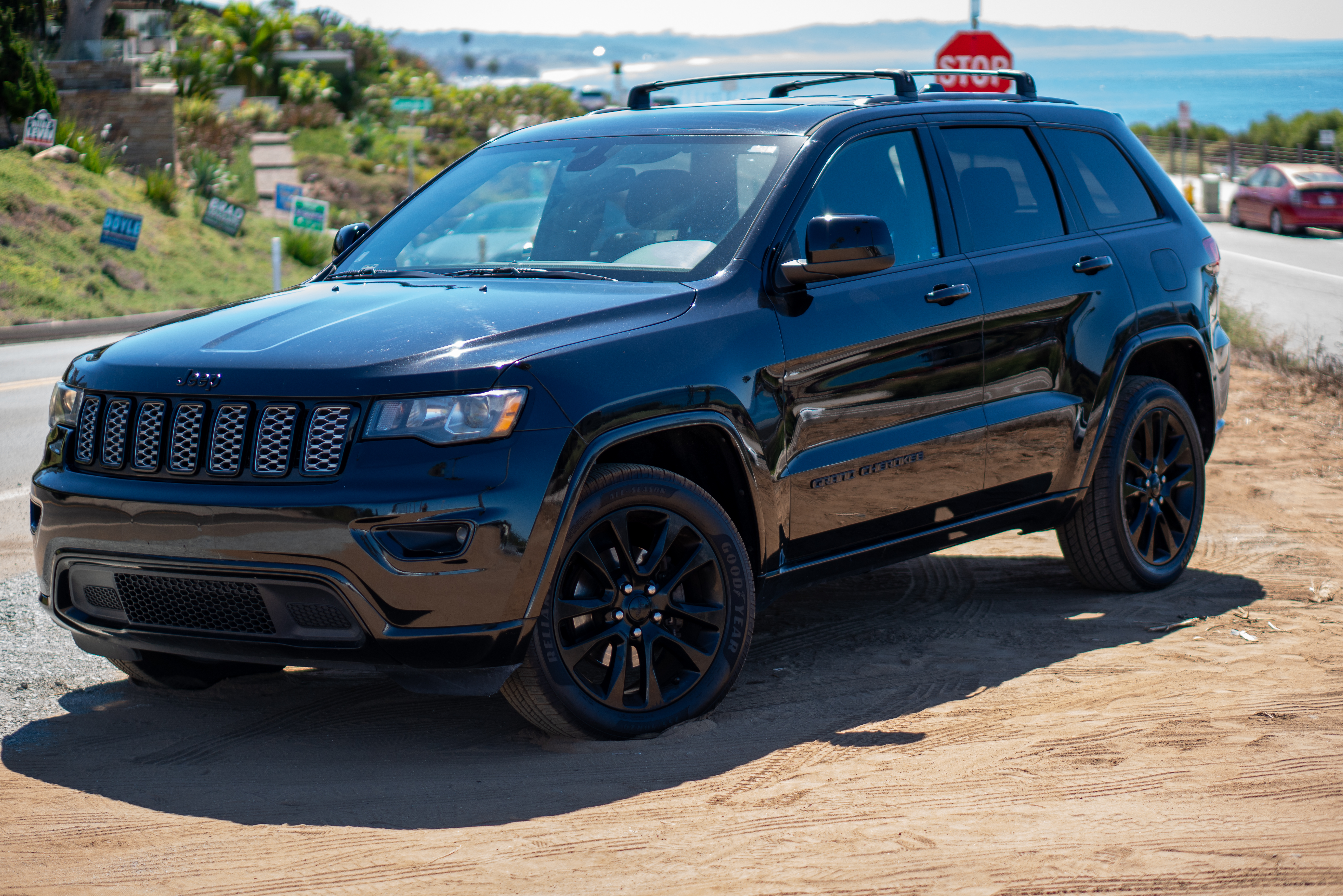 Used 2019 Jeep Grand Cherokee Altitude AWD/4WD image 4