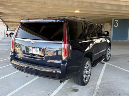 Used 2018 Cadillac Escalade Luxury AWD/4WD image 6