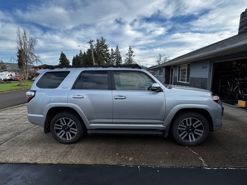 Used 2022 Toyota 4Runner Limited image 4