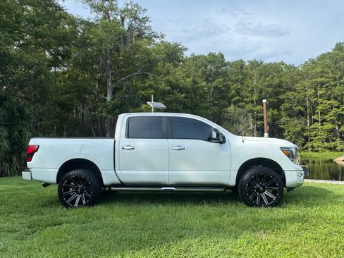 Used 2020 Nissan Titan SL w/ Moonroof Package AWD/4WD image 5