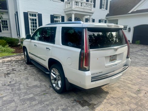 Used 2019 Cadillac Escalade Premium Luxury AWD/4WD image 4
