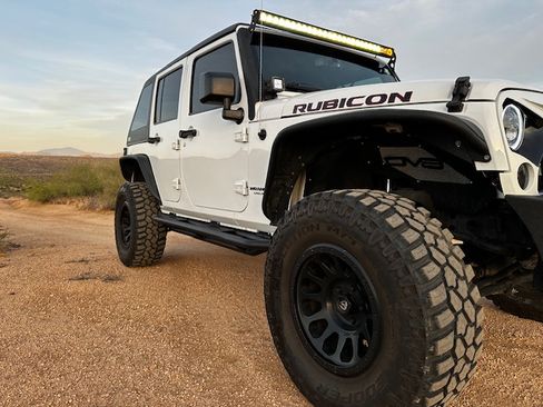 Used 2016 Jeep Wrangler Unlimited Rubicon w/ Connectivity Group AWD/4WD image 12