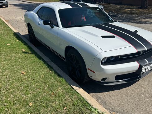Used 2019 Dodge Challenger SXT image 4
