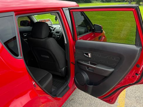 Used 2013 Kia Soul + FWD image 15