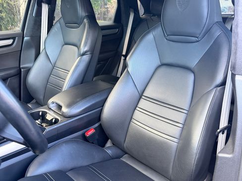 Used 2020 Porsche Cayenne Turbo image 11