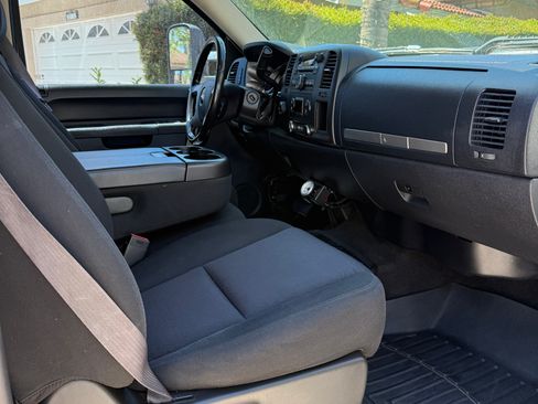 Used 2011 GMC Sierra 2500 SLE w/ SLE Preferred Package AWD/4WD image 14