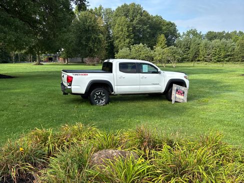 Used 2017 Toyota Tacoma TRD Off-Road w/ Tow Package (A/T) AWD/4WD image 1
