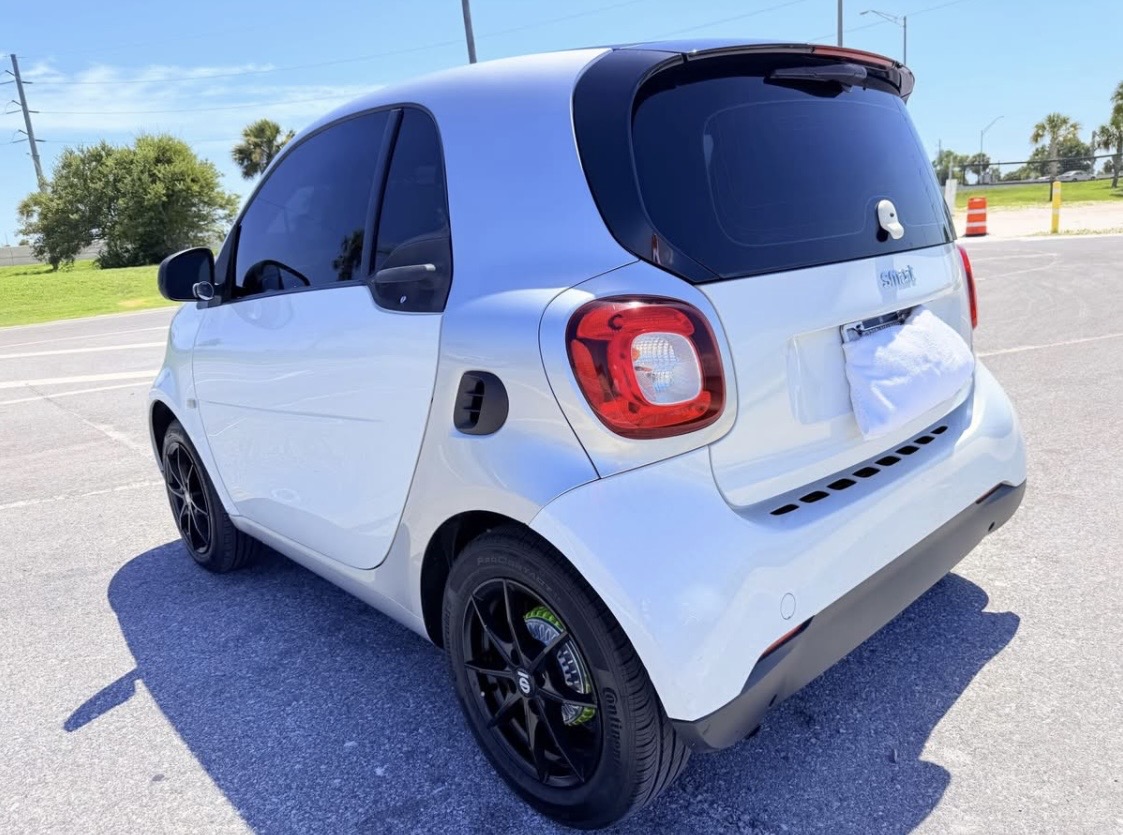 Used 2016 smart fortwo pure RWD image 2
