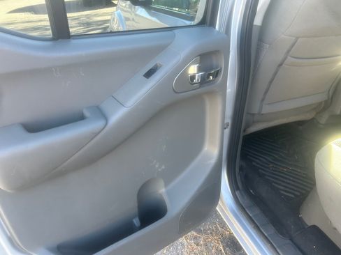 Used 2019 Nissan Frontier SV image 11