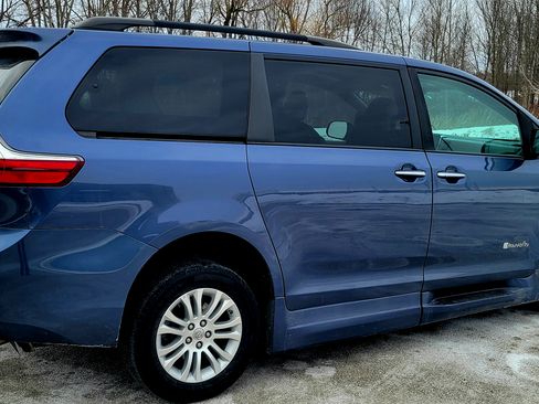 Used 2015 Toyota Sienna XLE image 5