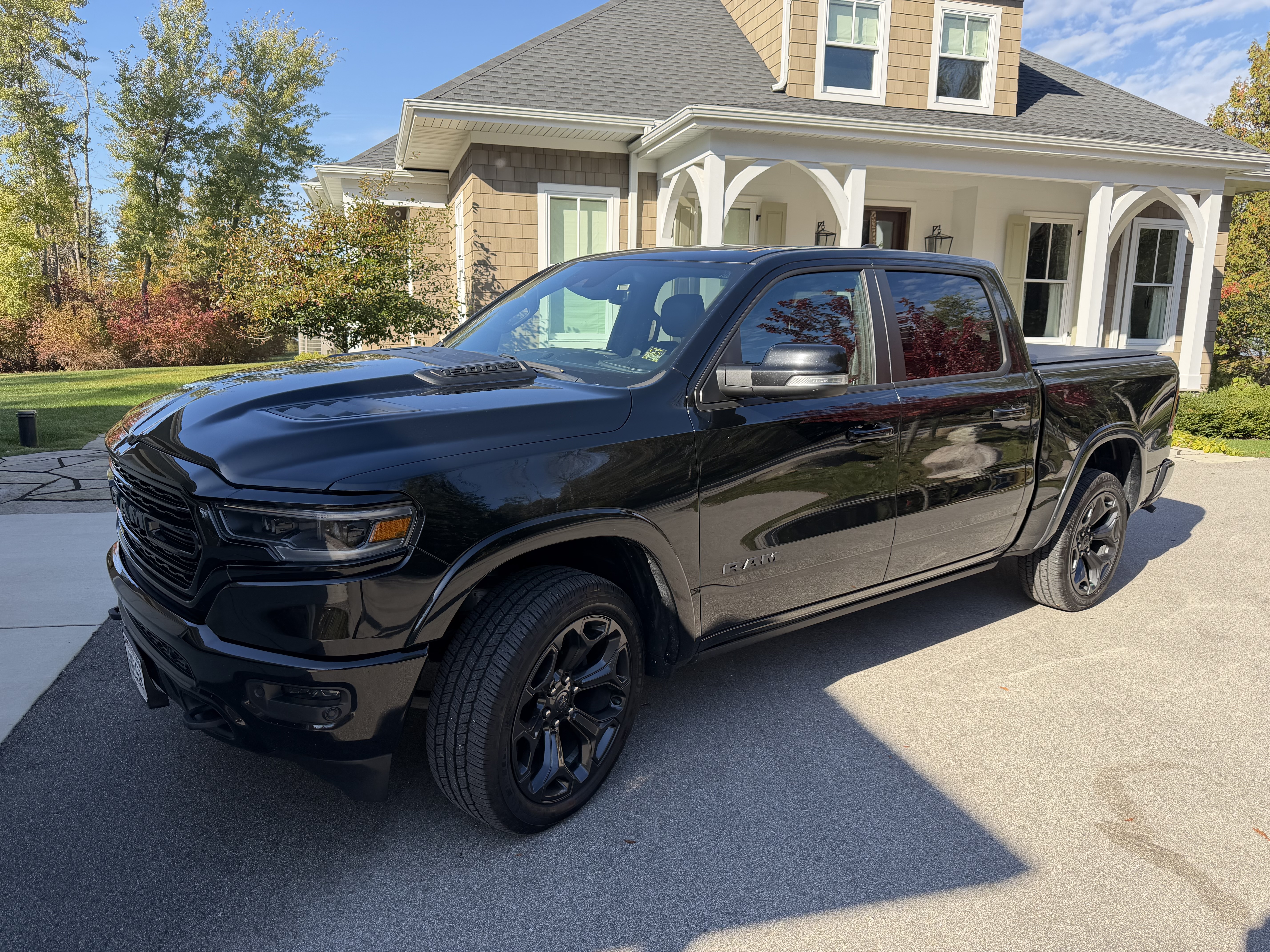 Used 2020 RAM 1500 Limited w/ Black Appearance Package AWD/4WD image 28