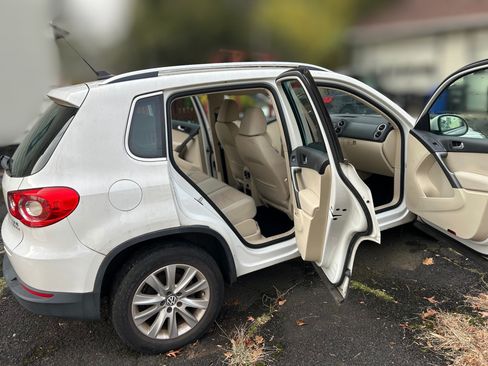 Used 2009 Volkswagen Tiguan SE image 12