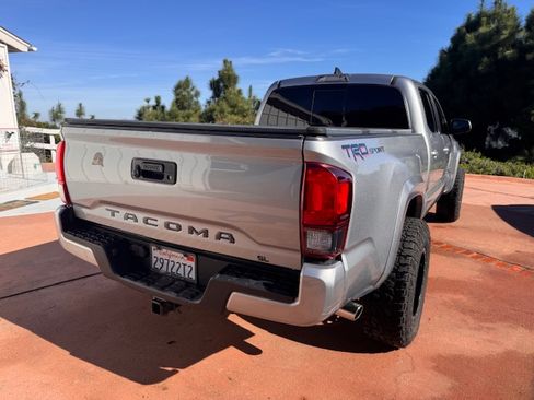Used 2019 Toyota Tacoma TRD Sport image 4