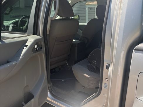 Used 2014 Nissan Frontier SV AWD/4WD image 12