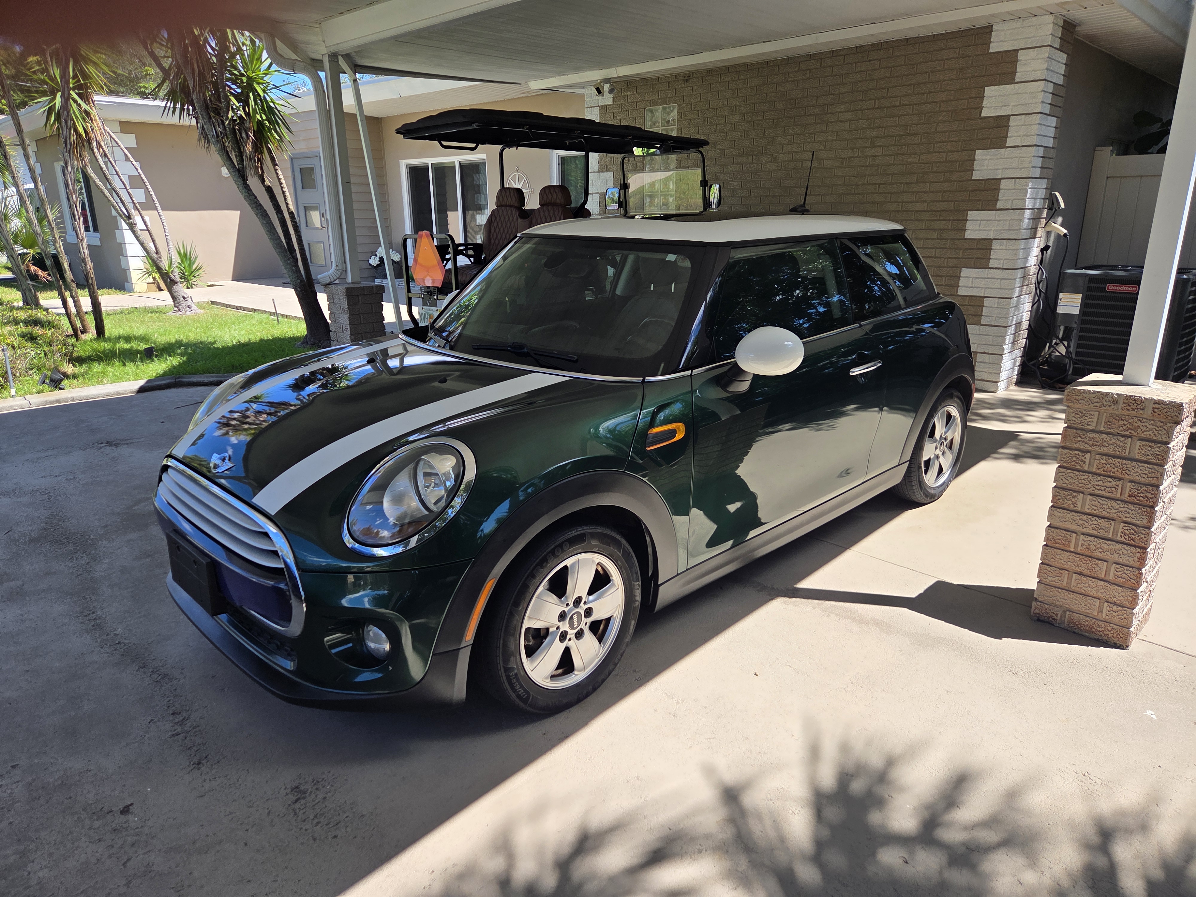 Used 2014 MINI Cooper 2-Door Hardtop w/ Premium Package 2 FWD image 1