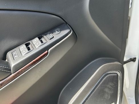 Used 2018 GMC Yukon SLE w/ SLE Value Package image 2