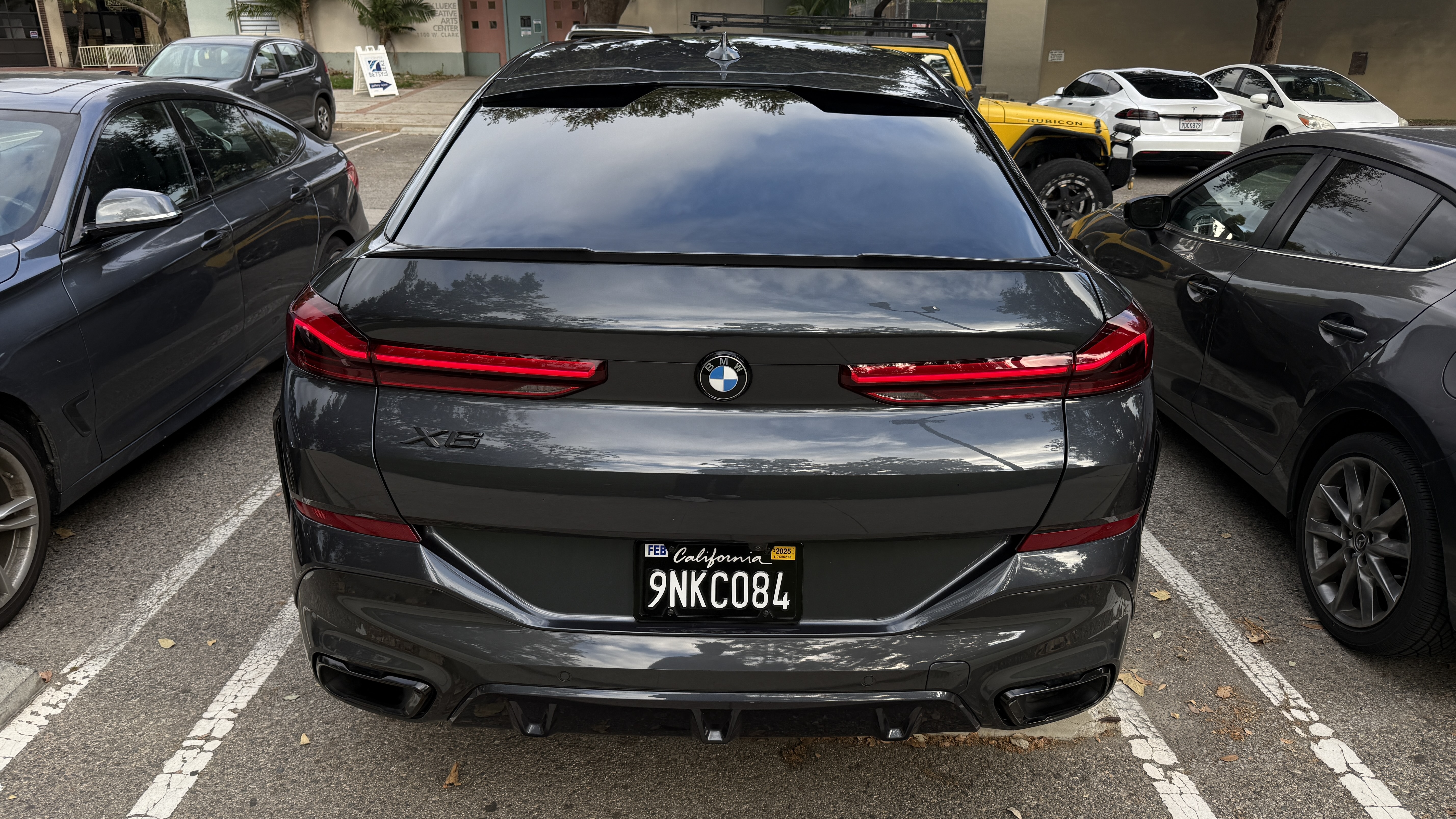 Used 2022 BMW X6 xDrive40i w/ M Sport Package AWD/4WD image 4