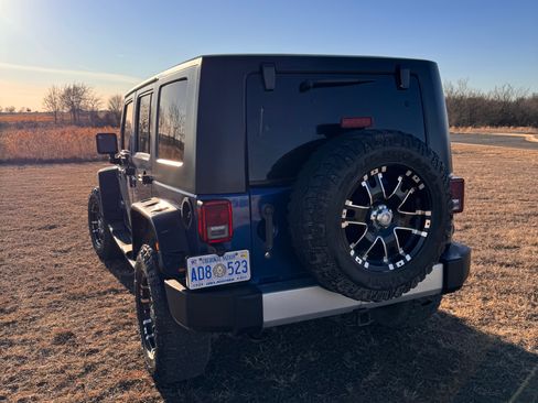 Used 2009 Jeep Wrangler Unlimited Sahara w/ Dual Top Group image 6