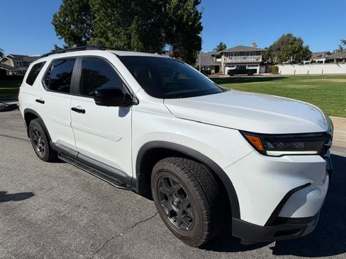 Used 2023 Honda Pilot TrailSport image 4