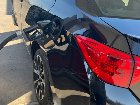 Used 2018 Toyota Corolla SE w/ SE Premium Package image 12