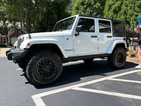 Used 2017 Jeep Wrangler Unlimited Sahara AWD/4WD image 2