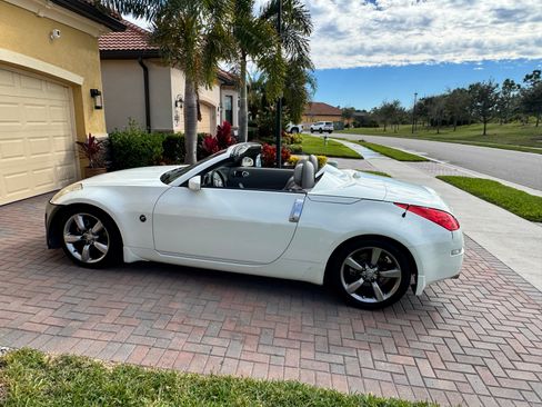 Used 2006 Nissan 350Z Touring image 9