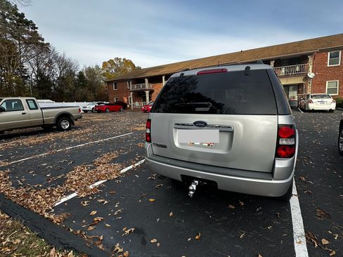 Used 2010 Ford Explorer XLT image 23