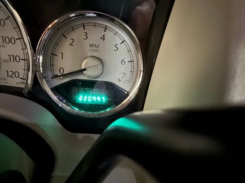 Used 2007 Chrysler Aspen Limited image 8