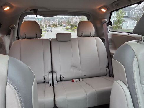 Used 2011 Toyota Sienna Limited image 13