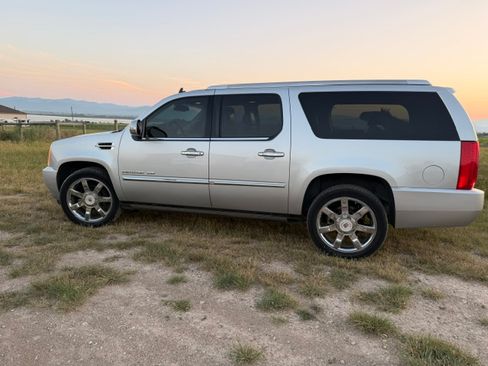 Used 2014 Cadillac Escalade ESV Luxury AWD/4WD image 2