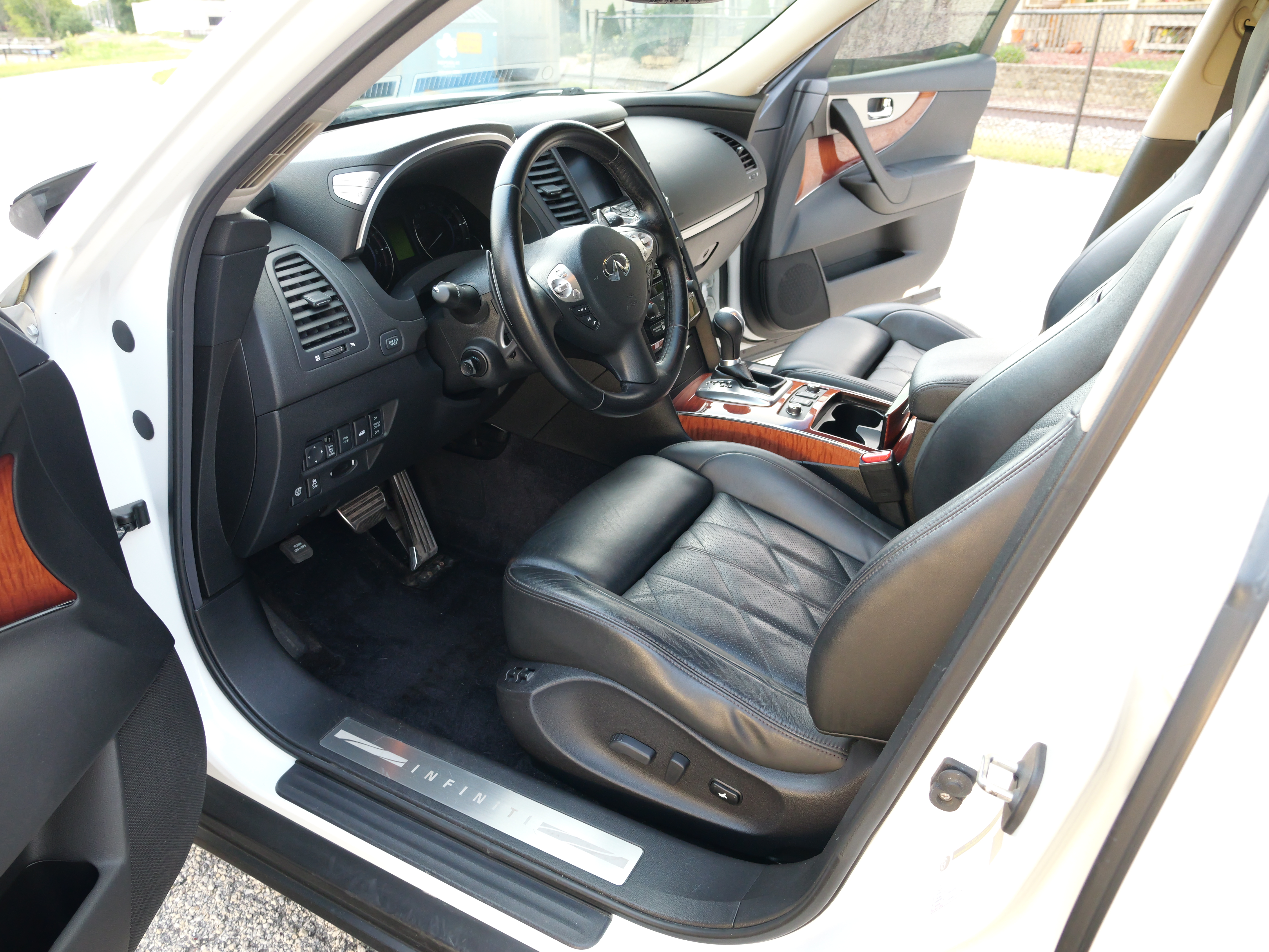 Used 2012 INFINITI FX50 AWD w/ Sport Pkg image 17