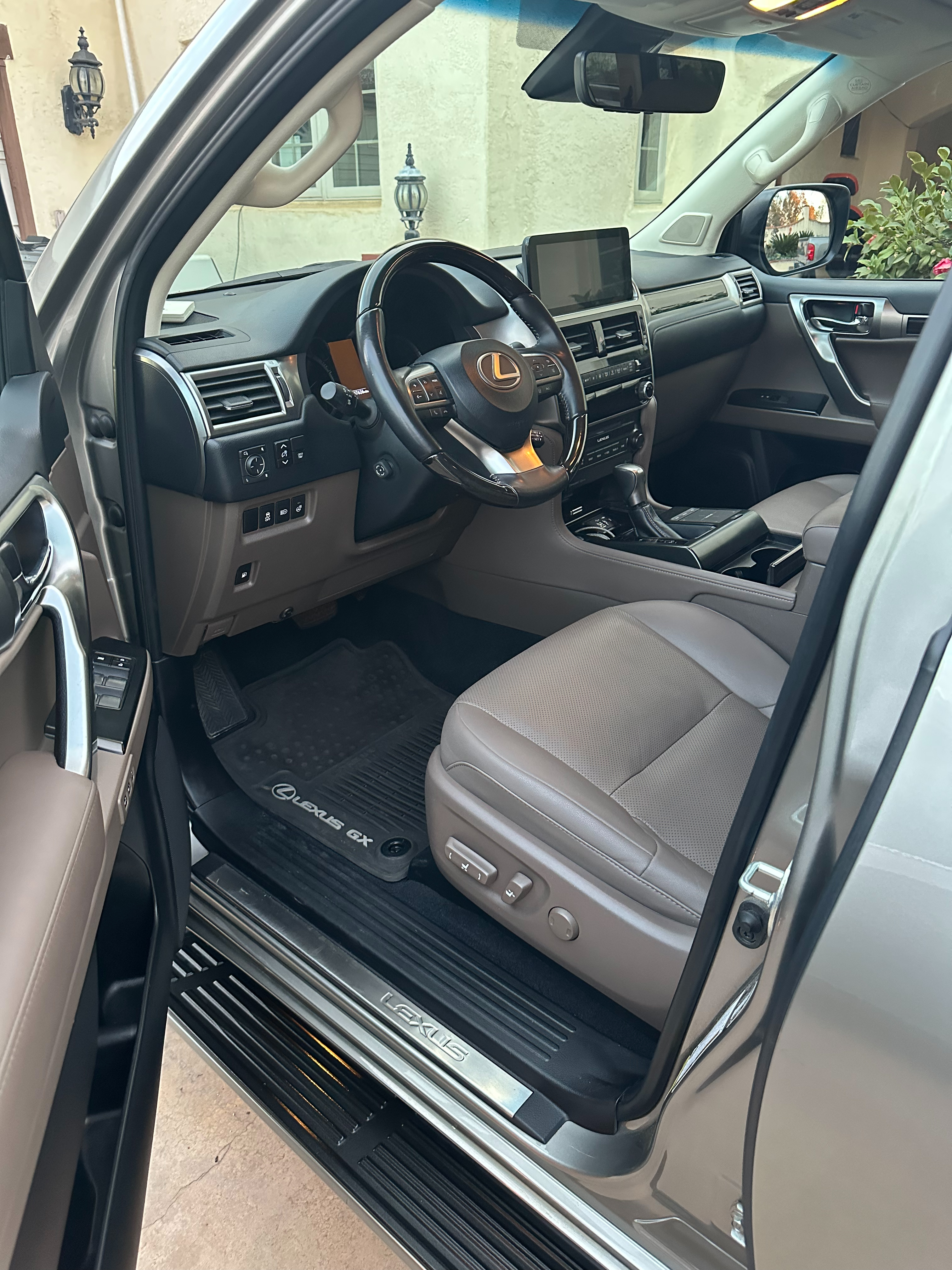 Used 2023 Lexus GX 460 Premium w/ Premium Package AWD/4WD image 8