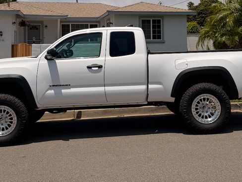 Used 2022 Toyota Tacoma SR RWD image 2