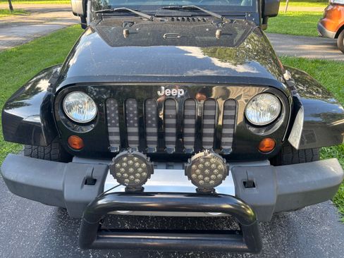Used 2013 Jeep Wrangler Unlimited Sahara w/ Connectivity Group AWD/4WD image 11