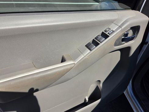 Used 2010 Nissan Frontier SE RWD image 9