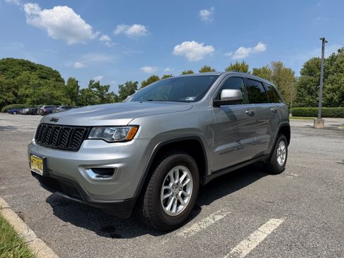 Used 2020 Jeep Grand Cherokee Laredo AWD/4WD image 2