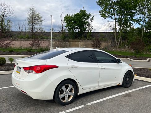 Used 2013 Hyundai Elantra GLS w/ Preferred Pkg FWD image 4