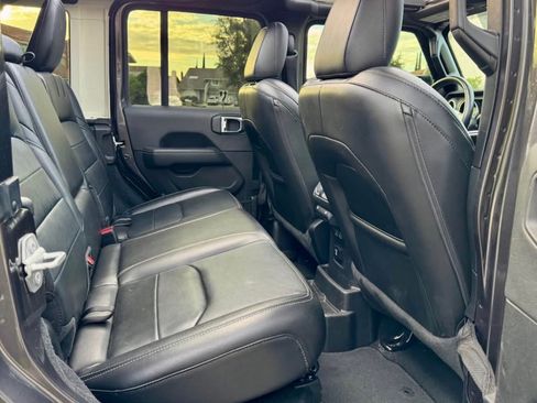 Used 2018 Jeep Wrangler Unlimited Sahara AWD/4WD image 9