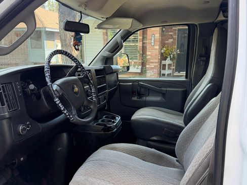 Used 2016 Chevrolet Express 2500 image 4