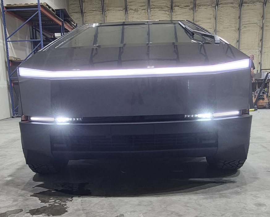 Used 2025 Tesla Cybertruck AWD Crew Cab image 3