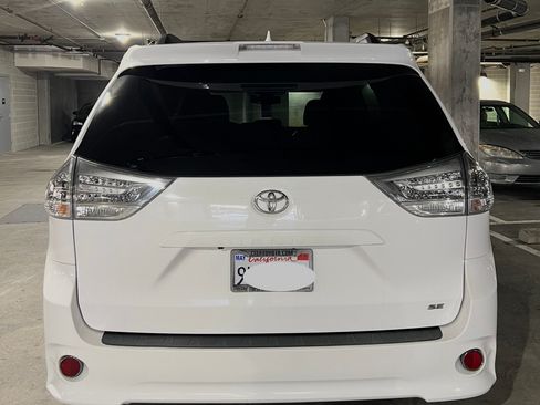 Used 2018 Toyota Sienna SE w/ SE Preferred Package image 18