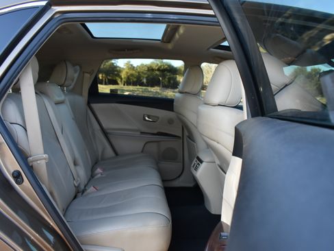 Used 2010 Toyota Venza FWD image 4