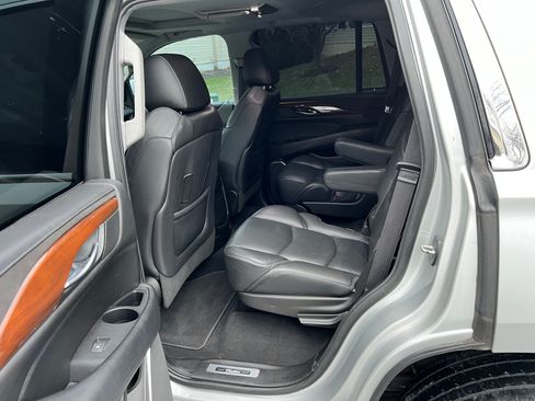 Used 2018 Cadillac Escalade Luxury image 11