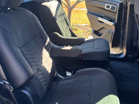 Used 2021 Ford Explorer XLT image 6