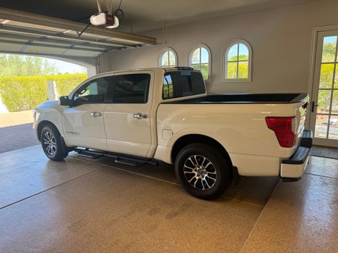 Used 2021 Nissan Titan SV w/ SV Convenience Package RWD image 11
